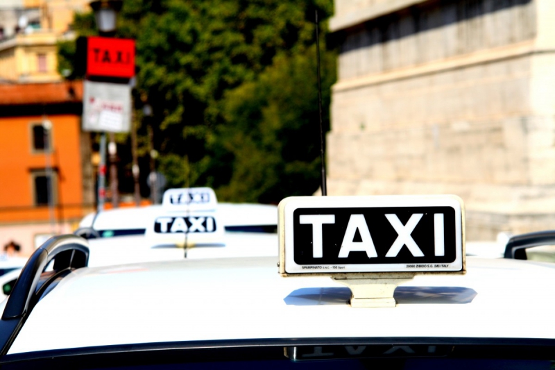 taxis-VILLENEUVE LOUBET-min_taxi_auto_rome_road_white-1051610